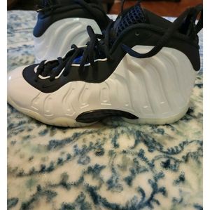 Boys size 4Y Nike foamposite